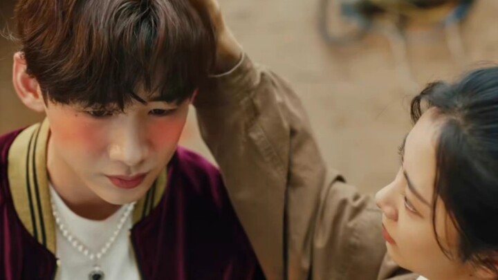 ฉันก็ไม่อยากหน้าแดงนะ แต่เธอกำลังลูบหัวฉันอยู่นี่นา!!