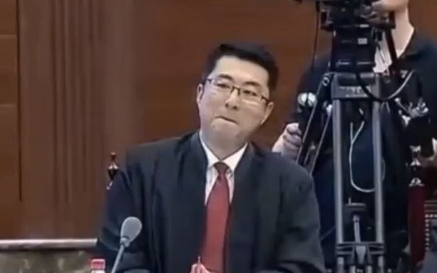 ทนายคนนี้เก่งจริงๆ ตอบกลับแบบแหวกแนว ดึงคดีที่ไม่มีเหตุผลให้ยืดเยื้อไปถึงแปดปี