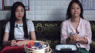 韩国歌手白智英为孩子们唱歌