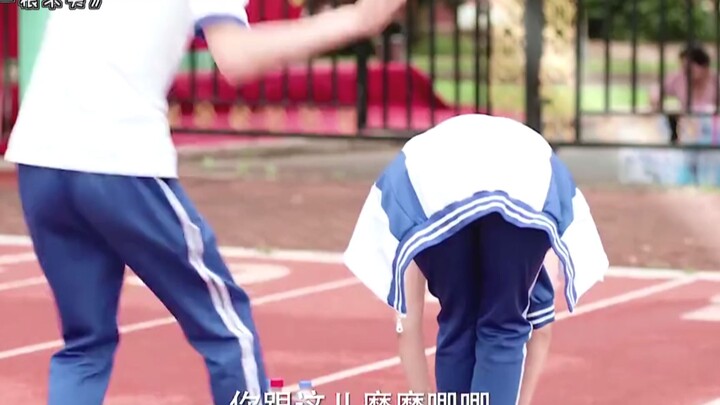 Gadis cantik mengangkat pantatnya untuk mengikat tali sepatu, si pria malah mengira itu adiknya send