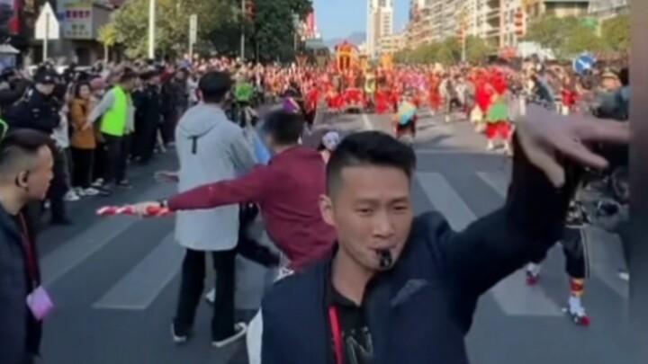 The Chaoshan Yingge dance was interrupted by tourists from other places, children tried to grab Shi 