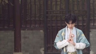 การแสดงระบำนิ้ว "ข้ามสะพานจันทร์" แบบด้นสดสไตล์จีน