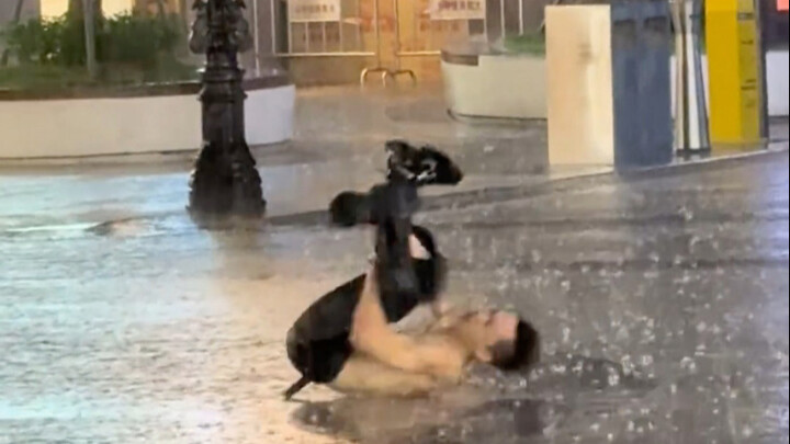 The guy danced street dance in the rain, he danced so well!