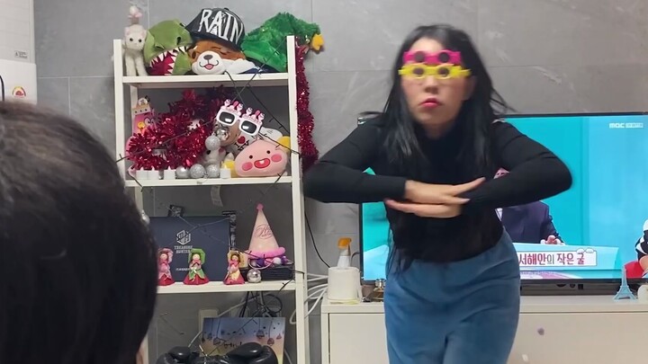 【Thử thách nhảy Hàn Quốc】Khi tôi nhảy điệu nhảy nóng bỏng “I’m not cool” của Kim Hyun A trước mặt mẹ