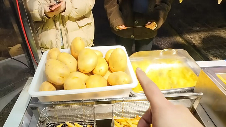 第一视角摆摊炸薯条，感觉这几个美女都挺人机的