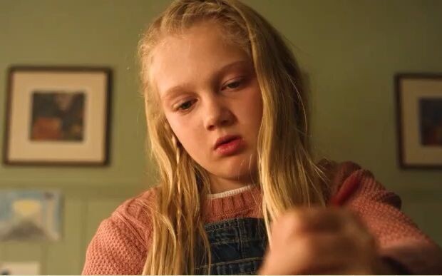 Trong thế giới của cô gái, bất kỳ hình ảnh kích thích nào cũng đều biến thành những ô vuông che mờ.