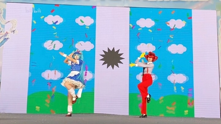 Miku và Teto cùng nhau leo lên sân khấu để biểu diễn thôi miên [Kỷ lục leo núi tại Triển lãm truyện 