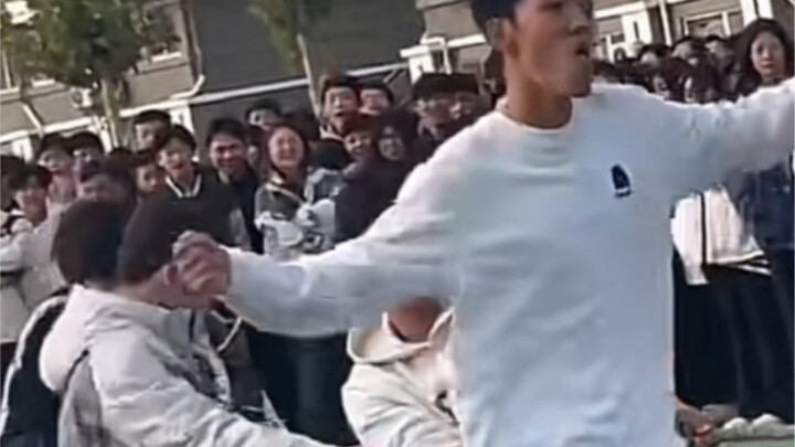 Hahaha, đồng đội kéo co mà tôi cứ cười cho đối phương chết luôn thì hơn, hahaha, nhà sản xuất toàn d