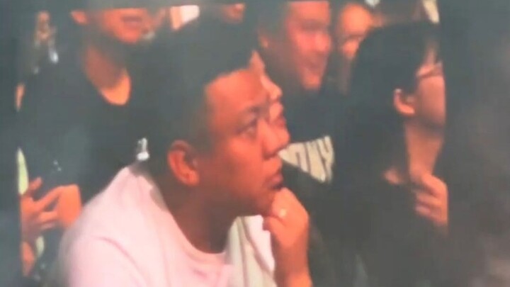 พี่ชายถูกผู้กำกับรายการล้อเล่นในคอนเสิร์ต สงสัยต่อไปคงไม่กล้าดูคอนเสิร์ตคนเดียวอีกแล้ว!