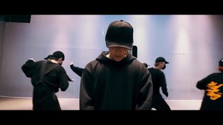 ว่าเกอ → เวอร์ชันเต้นในห้องซ้อมที่กล้าหาญ “ฟิตหุ่นให้ดี เต้นให้เด็ด สั่นขาให้สุด เหงื่อไหลให้เต็ม ไม