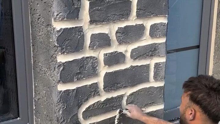 ديكورات جدران خارجية قيد الإنشاء