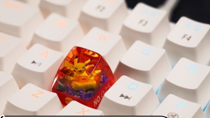 Kali ini saya menggosokkan keycap Pikachu di tangan saya dan memberikannya kepada pelatih Pokémon kh