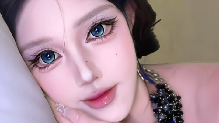 Beauty Chat Room | Listen to a DJ while you put on makeup and this is what happens…