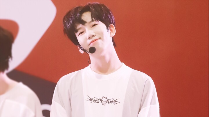 فتى صيني يبلغ من العمر 14 عامًا يرقص على أغنية "DALLA DALLA" لفرقة الفتيات الكورية ITZY في تايلاند —