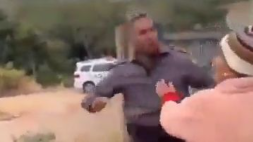 🚨 警察竟然一拳打向老人！