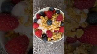 Greek Yogurt, Granola, and Berries - Healthy Breakfast Ideas #nocookbreakfast  #vegetarianbreakfast