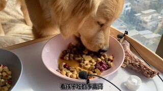 哥哥玩玩具干饭竟来迟了
