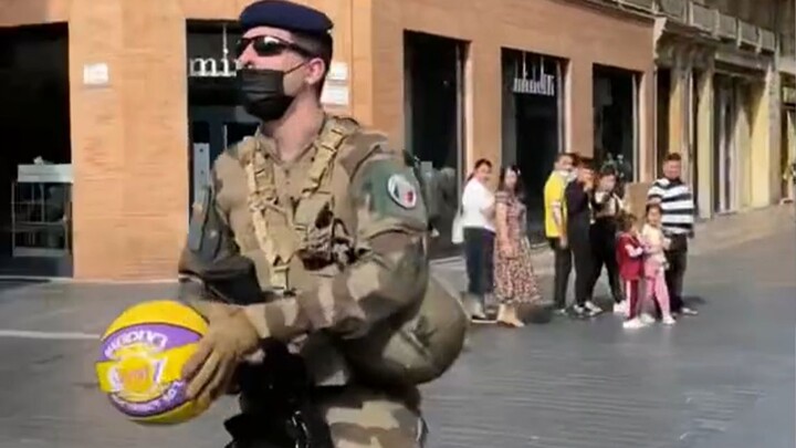 【ชาลเลนจ์บนท้องถนน】เดินหาคนตามท้องถนนฝรั่งเศสแล้วชวนลองชู้ตลูกบาส แต่กลับเจอทหารหนุ่มซะงั้น?