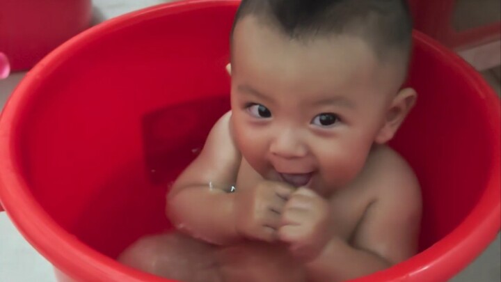 Guangdong’s famous provincial bucket, a bath bucket exclusively for Guangdong babies.