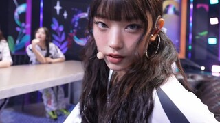 Sân khấu phiên bản quay một lần duy nhất của ca khúc mới Right Now của Newjeans