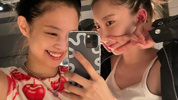 [JENNIE] Jennie has uploaded a dance practice video in the studio for Justin Bieber’s “Peaches.”