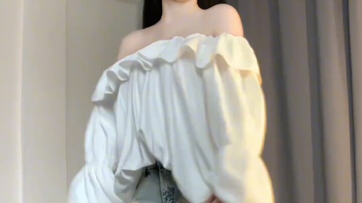 腰肢柳摆春风急，舞袖弓弯皓月圆