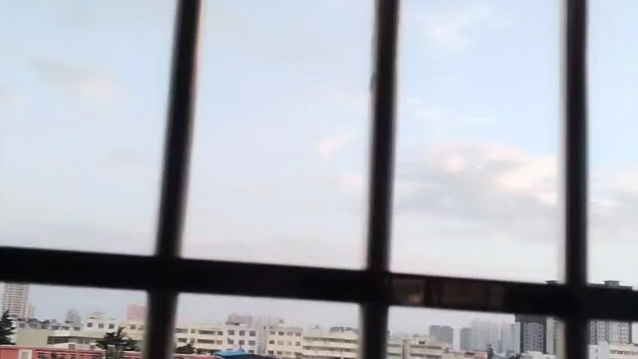 ยูนิคอร์นบินผ่านมาในท้องฟ้า
