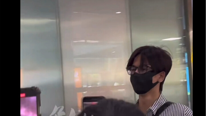 จางหลิงเฮ่อที่สนามบินดูรีบร้อนมาก ฉันไปเข้าห้องน้ำก่อน