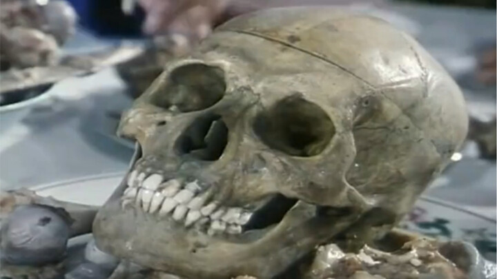 เอาขาวมาพูดเป็นดำ เอากลมมาพูดเป็นเหลี่ยม ประเด็นหนังเมื่อกว่าสี่สิบปีก่อนช่างกล้าหยิบมาทำจริงๆ!