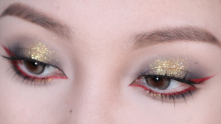 Eyeliner merah-hitam bikin gila