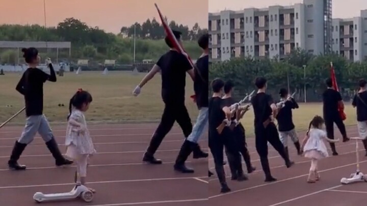 Cewek paling percaya diri nyelinap ke barisan latihan militer, meniru mahasiswa baru tahun pertama s