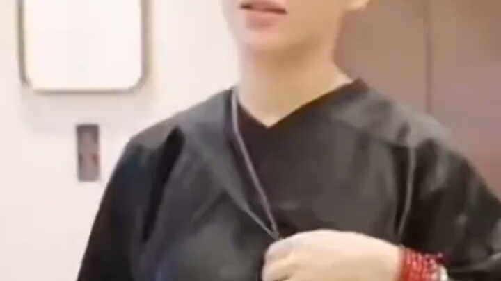 Con trai của Ninh Tĩnh vì nhảy xuống nước cứu mẹ trước nên bị bạn gái chia tay. Rốt cuộc thì câu chu