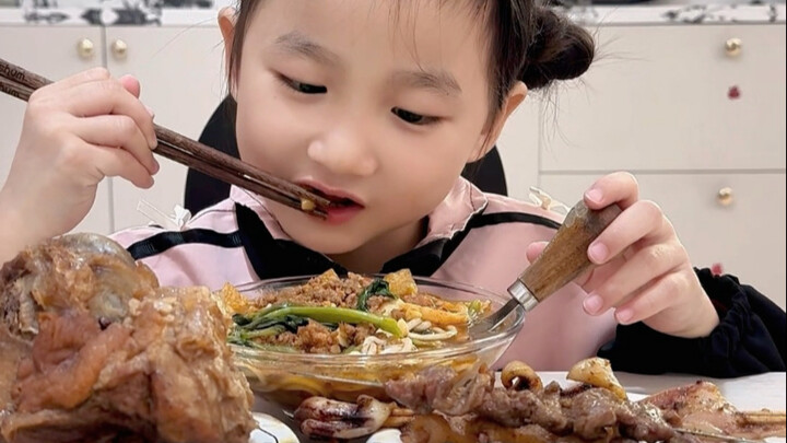 Con bé ăn uống ngoan quá luôn!