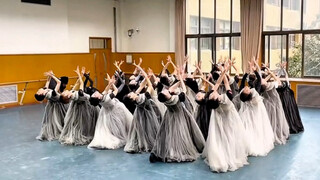 Klip latihan drama tari klasik Tiongkok "Powder and Ink" oleh kelas 2019 Akademi Tari Beijing.