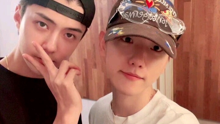 พี่แบคฮยอนไปทานข้าวที่ร้านอาหาร พนักงานนึกว่ามาพร้อมกับเซฮุน เลยพาเขาไปหาเซฮุนซะงั้น ฮ่าๆๆๆๆ สองคนนี