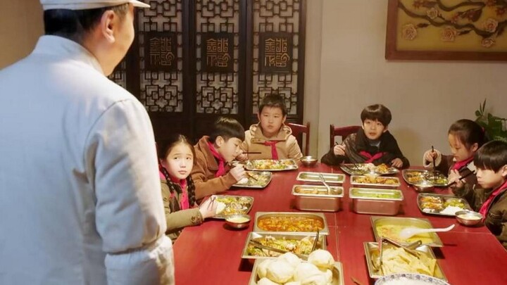 Con cái của lãnh đạo chỉ đóng 20 tệ/tháng mà được ăn như chuẩn 200 tệ! Giá một con gà quay lại được 