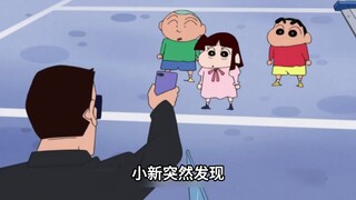 小新突然发现，小爱的芭蕾舞老师竟是个外国大姐姐，看的他心里直痒痒