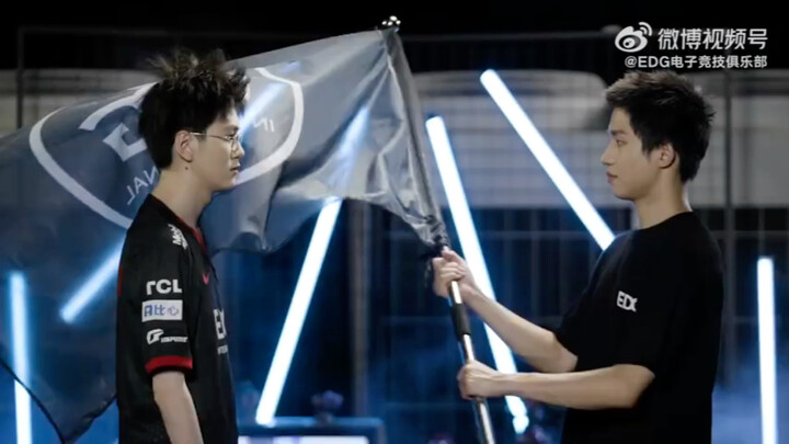 【เมโกะ】จากเด็กน้อยไร้เดียงสา สู่การรับธงของทีม EDG จากมือผู้จัดการทีม และอยู่เคียงข้างมาเกือบแปดปี
