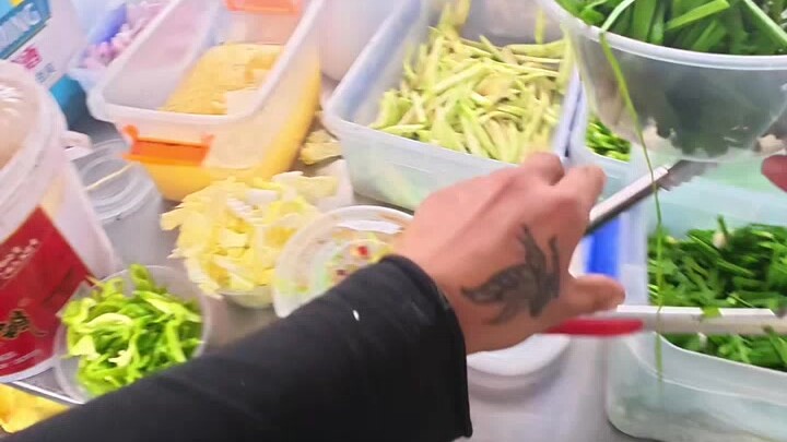 إعداد الطعام وبيعه في موقع البناء