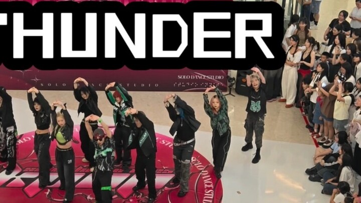 การสนับสนุนของ CARAT เจ๋งมาก! การแสดงเต้นรำมีด SEVENTEEN "THUNDER" ครั้งแรกของ Yiwu