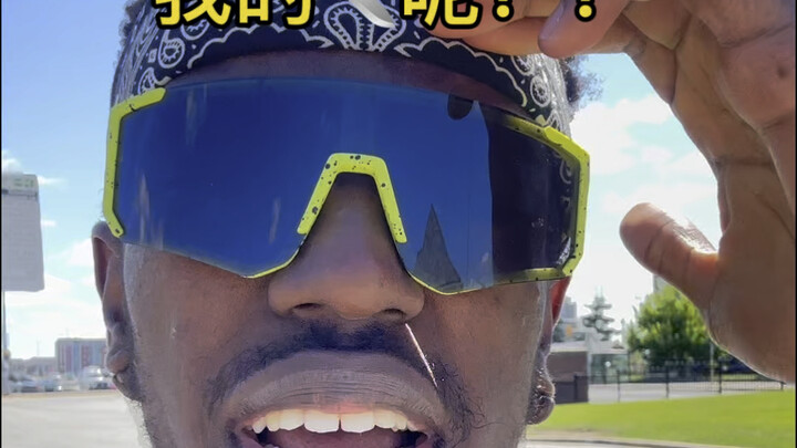 "Mở mắt nhìn thế giới" không phải là bảo các bạn đi làm phiền chị gái tôi...