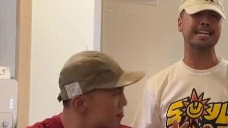 After Hoan's wedding, Mr. Gu and Kin got drunk