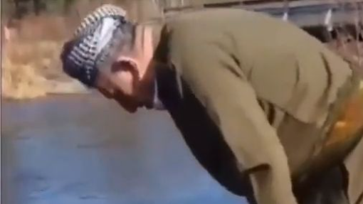 Suyun üstünde namaz kılan adam