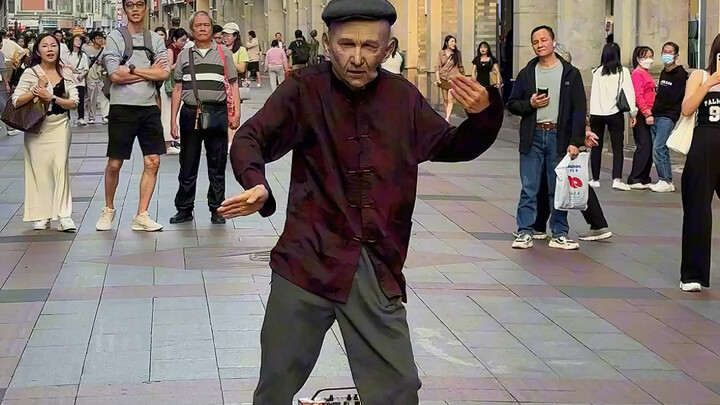 เมื่อฉันแต่งตัวเป็นคุณลุงอายุ 80 ปีออกไปเล่นโชว์ตามท้องถนน อยากเห็นว่าคนเดินผ่านจะมีปฏิกิริยายังไง?