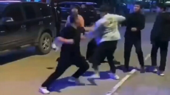 พี่ชายคนเดียวดวลสามหนุ่มตัวใหญ่ ออกหมัดคอมโบอย่างต่อเนื่องและแม่นยำ จัดการล้มทีละคน เก่งจริงๆ…