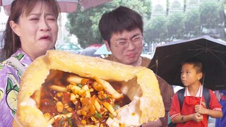 Trying a 5-yuan Guizhou street snack brought tears to my eyes! I was mocked by local elementary scho