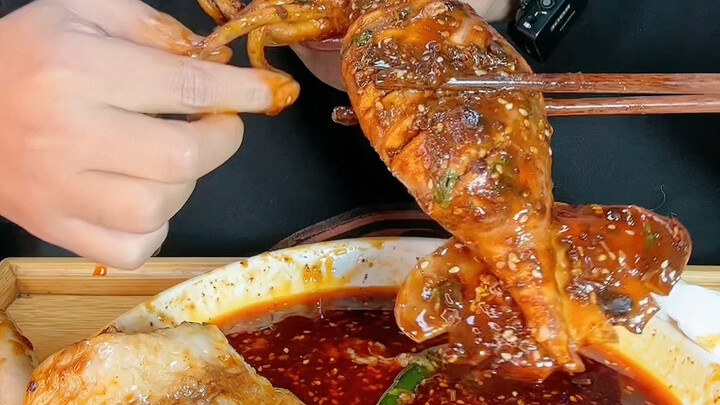 Hari ini makanannya agak keras nih, kawan-kawan.