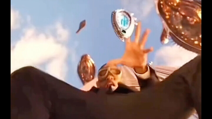 Người đàn ông vì muốn xuyên không về quá khứ mà bất chấp nhảy từ độ cao hàng chục nghìn mét xuống!