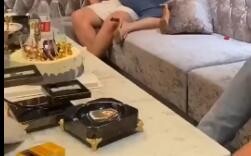 Anh cả giơ tay đầu hàng rồi~ Là tôi thua rồi~ Tôi cũng muốn thử xem anh lợi hại cỡ nào.