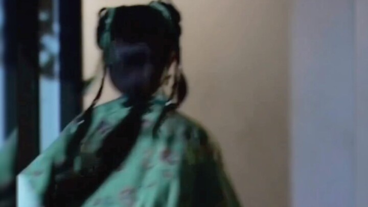 Thời xưa, phụ nữ mặc trang phục cổ trang thường để tóc xõa trước khi kết hôn và búi tóc sau khi kết 